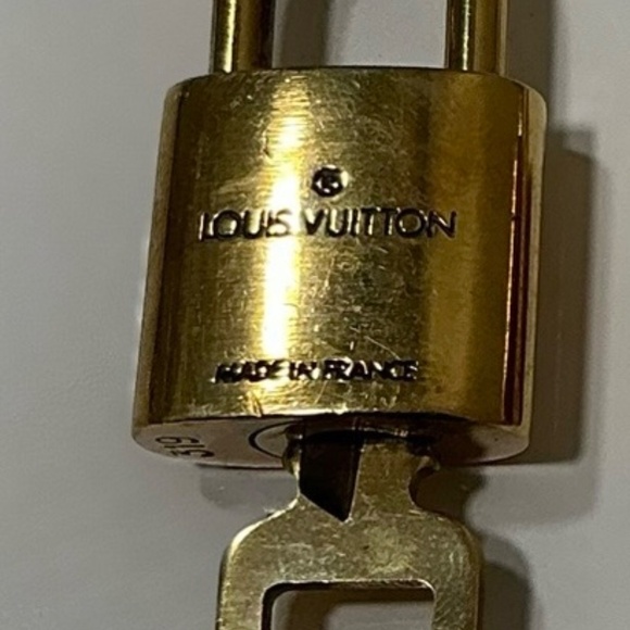 Louis Vuitton lock and key - Picture 2 of 3